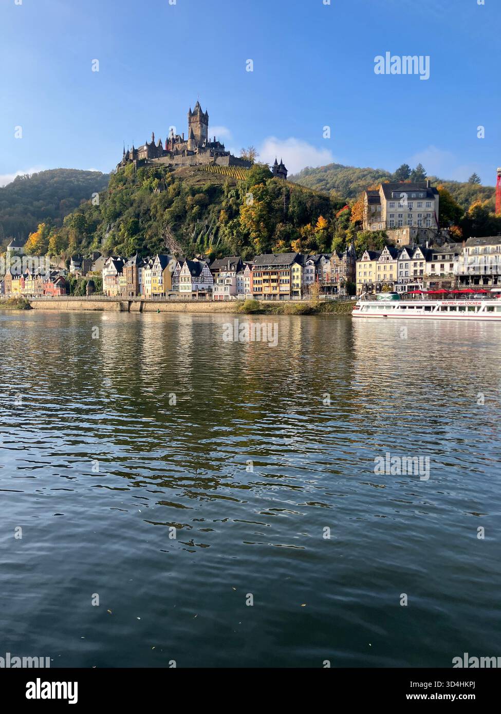 Il castello di Reichsburg si affaccia sulla città di Cochem e sul fiume Mosella in Germania in una luminosa giornata autunnale. - Immagine stock catturata con smartphone