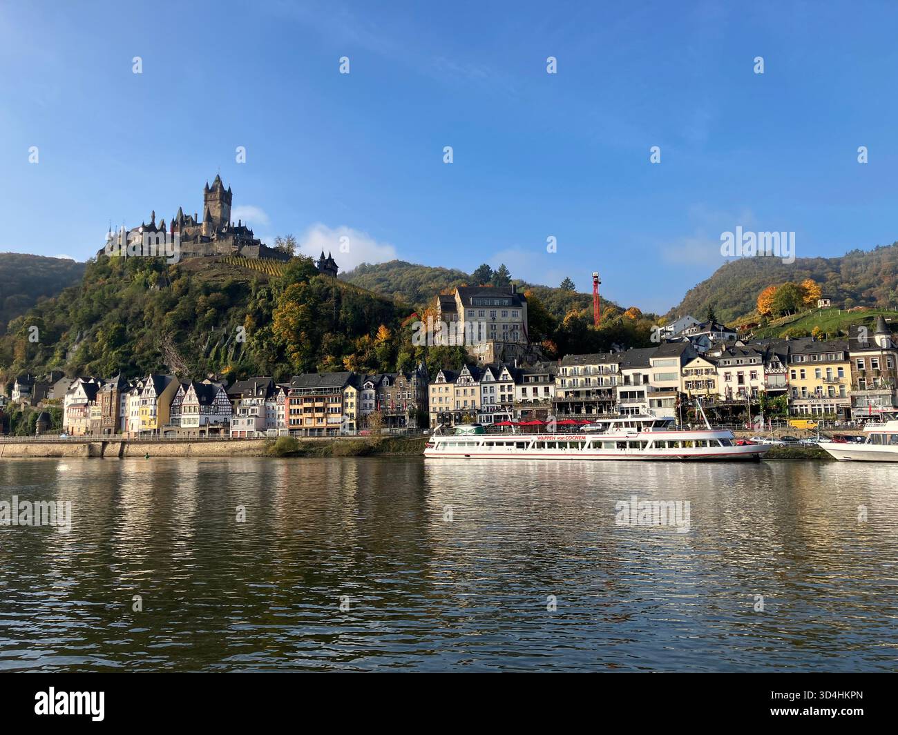 Castello Imperiale e fiume Mosella nella città di Cochem, Germania. - Immagine stock catturata con smartphone