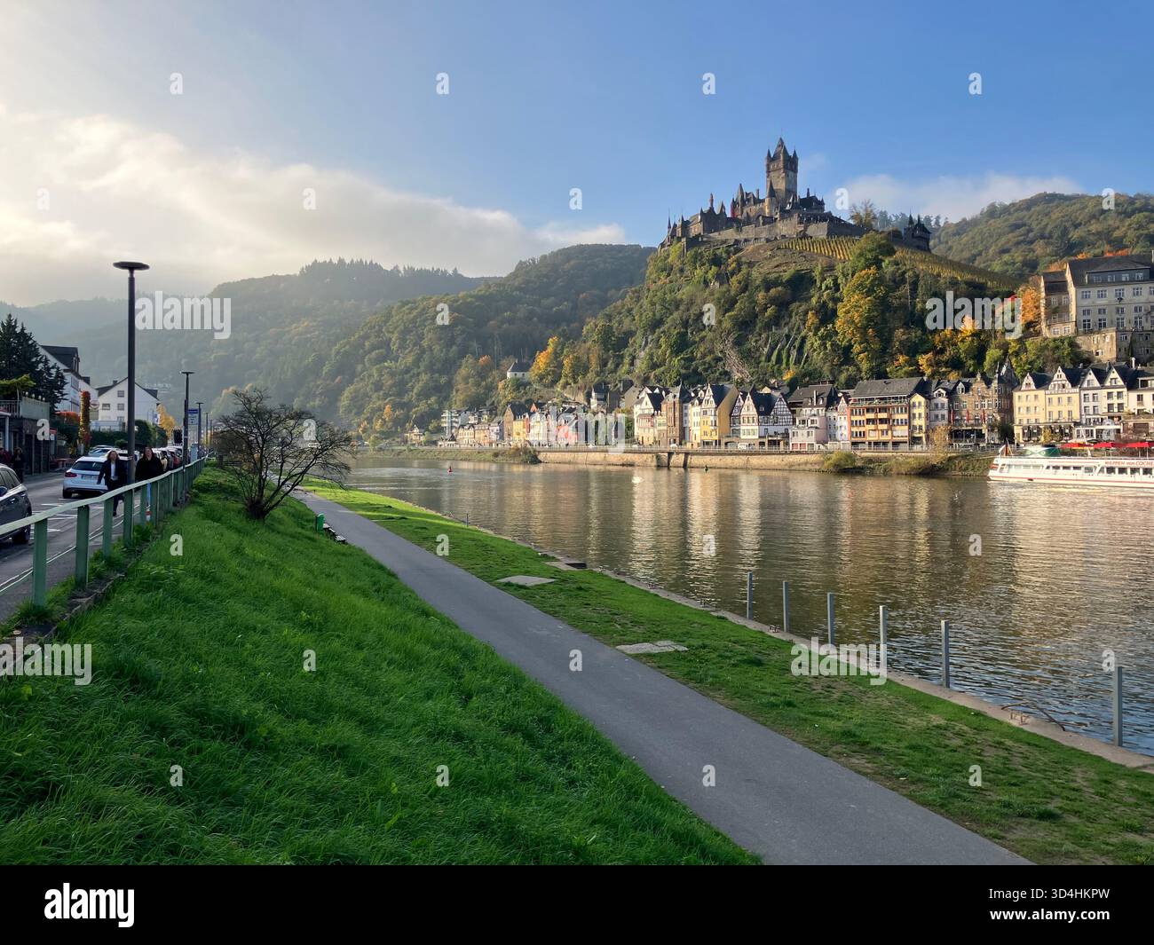 Castello imperiale Reichsburg e fiume Mosella nella città di Cochem, Germania. - Immagine stock catturata con smartphone