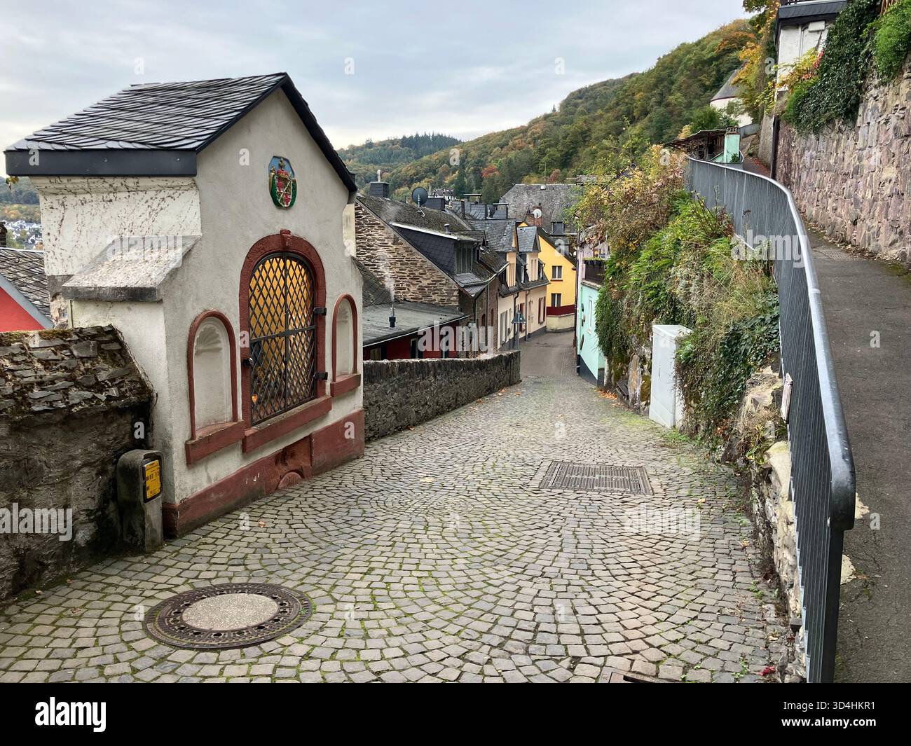 Oberer Weg strada acciottolata nella città di Cochem, Germania. - Immagine stock catturata con smartphone