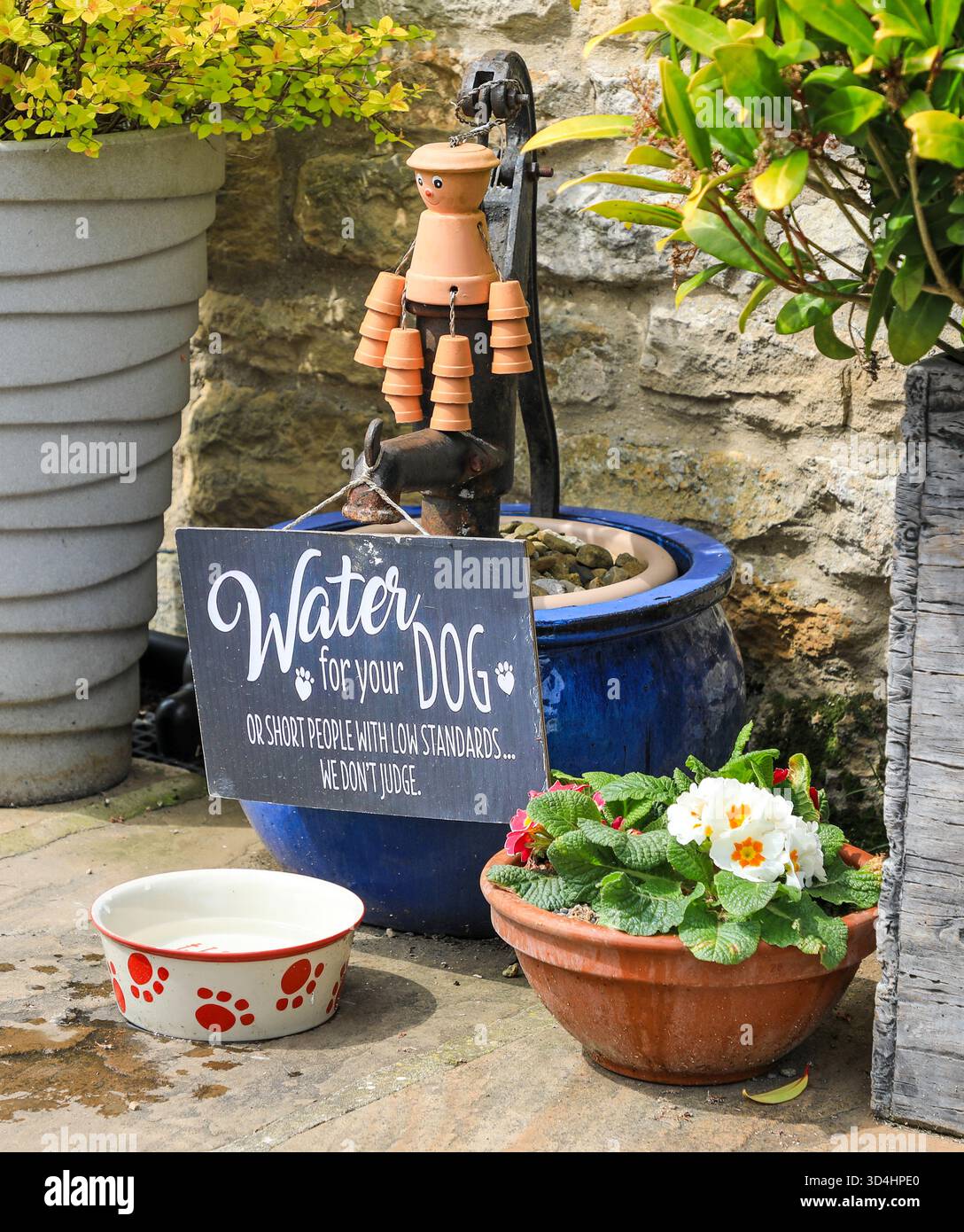 Un divertente cartello per l'acqua per il tuo cane, Helmsley Walled Garden, Helmsley, North Yorkshire, Inghilterra, REGNO UNITO Foto Stock