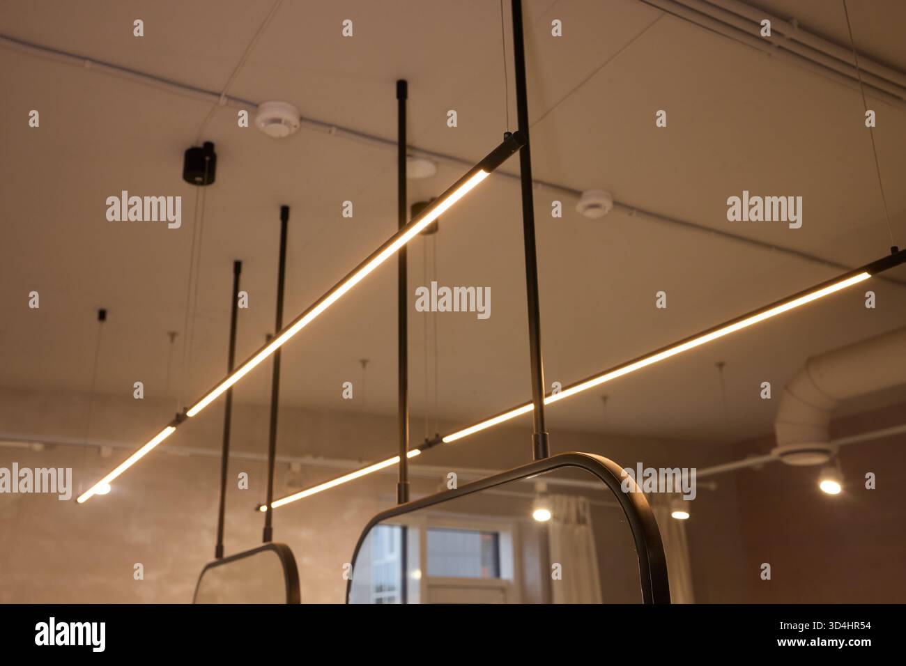 La disposizione dell'illuminazione enfatizza gli impianti e le caratteristiche architettoniche, le regolazioni tecniche migliorano la presentazione del prodotto attraverso l'illuminazione a strati e. Foto Stock