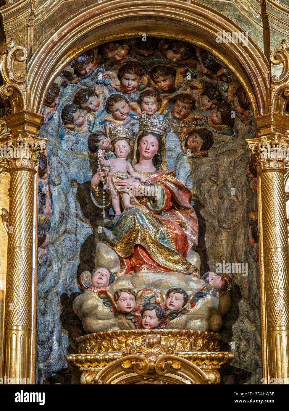 Scultura del XVII secolo della Vergine del Rosario di Valdés Leal nella Cappella Sacramentale della Chiesa di San Andrés, Siviglia. Madonna col bambino surrogato Foto Stock