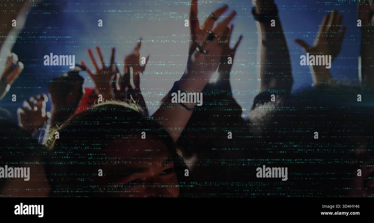 Alzando le mani, la folla indossa T-shirt che si avvicinano alle luci accese del club, con rivestimento antiriflesso Foto Stock