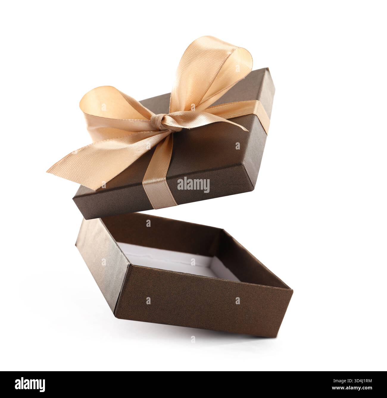 Apri la confezione regalo con un bellissimo coperchio in aria su sfondo bianco Foto Stock