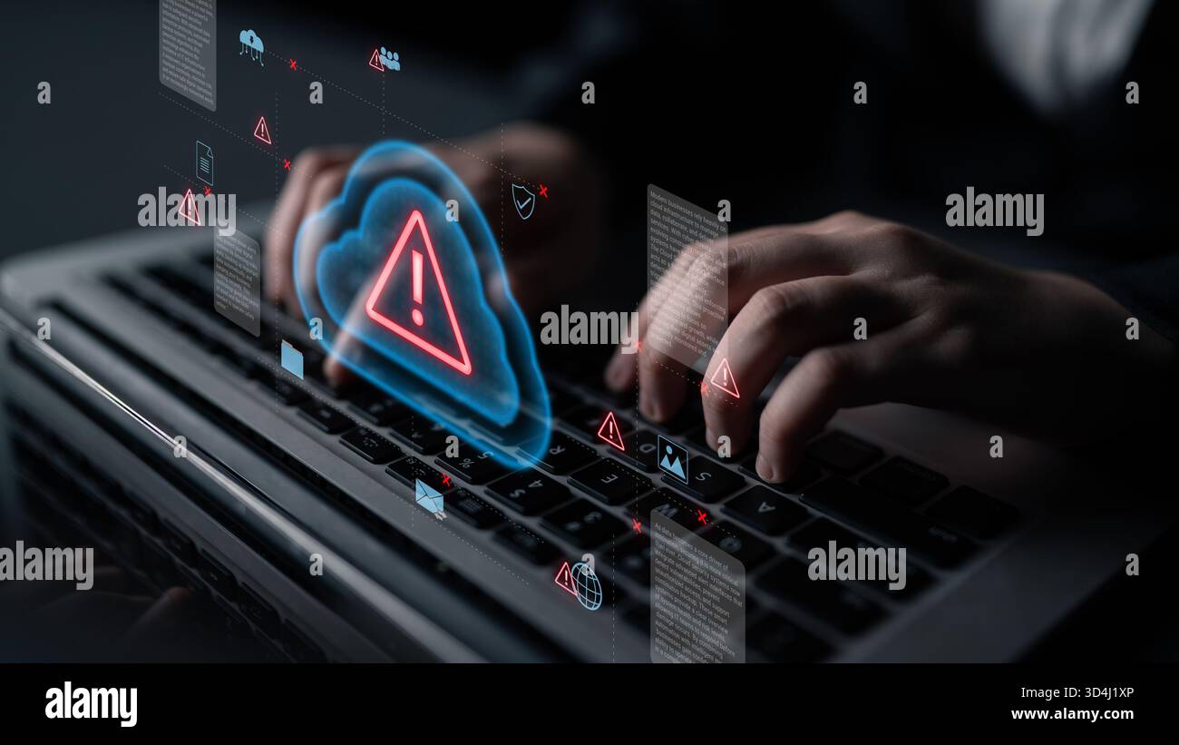 Cloud computing con icone di avviso ed elementi di sicurezza, che rappresentano il rilevamento delle minacce in tempo reale, la prevenzione dei rischi e l'infrastruttura digitale Foto Stock