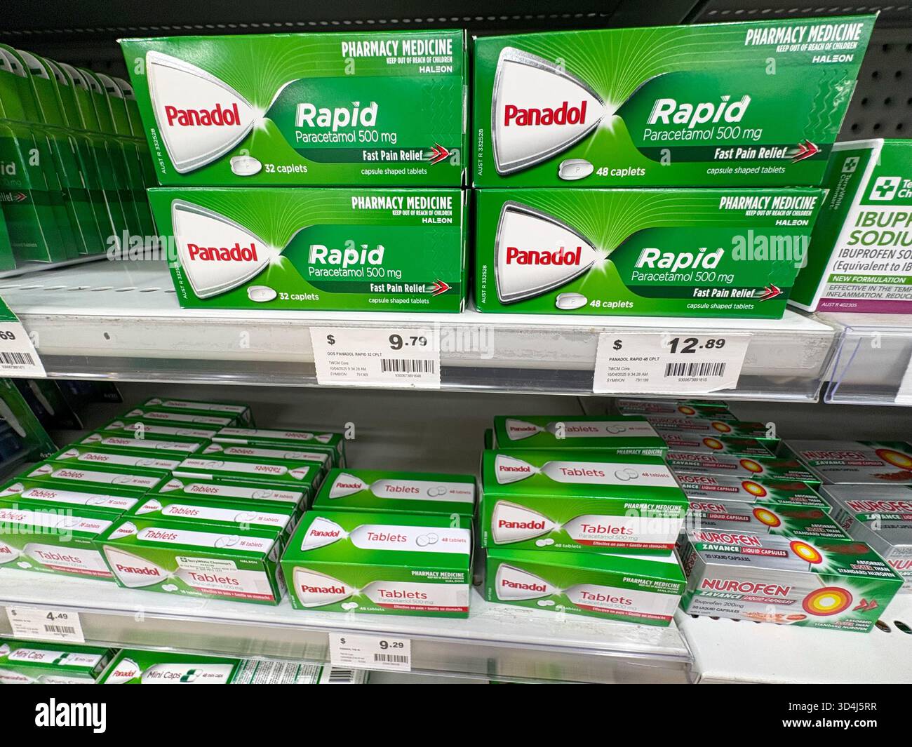 Panadol capsule paracetamolo per sollievo dal dolore in vendita i nan chimico australiano a Sydney, Panadol è un marchio di paracetamolo prodotto da Haleon plc - Immagine stock catturata con smartphone