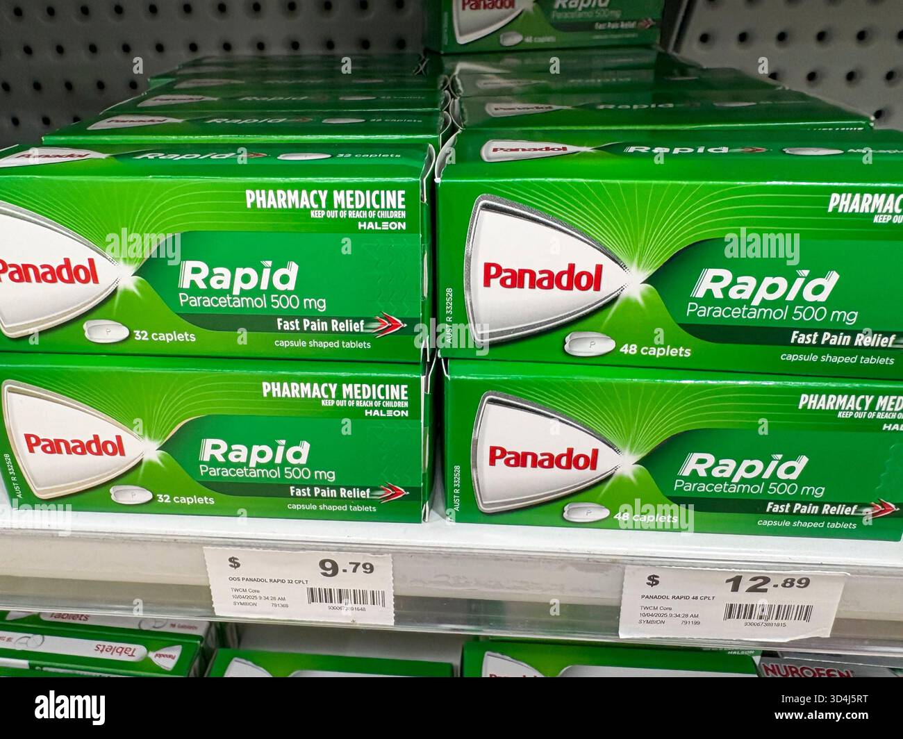 Panadol capsule paracetamolo per sollievo dal dolore in vendita i nan chimico australiano a Sydney, Panadol è un marchio di paracetamolo prodotto da Haleon plc - Immagine stock catturata con smartphone