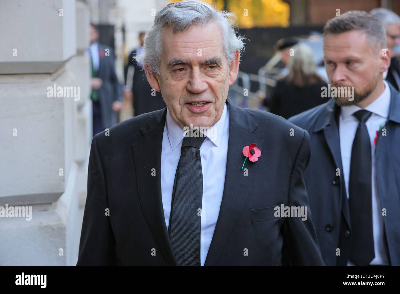 Londra, Regno Unito. 9 novembre 2025. Gordon Brown, ex primo ministro del Regno Unito, ha visto camminare attraverso Downing Street durante il tragitto da e per partecipare alla cerimonia della domenica della memoria a Whitehall a Westminster. Crediti: Imageplotter/Alamy Live News Foto Stock