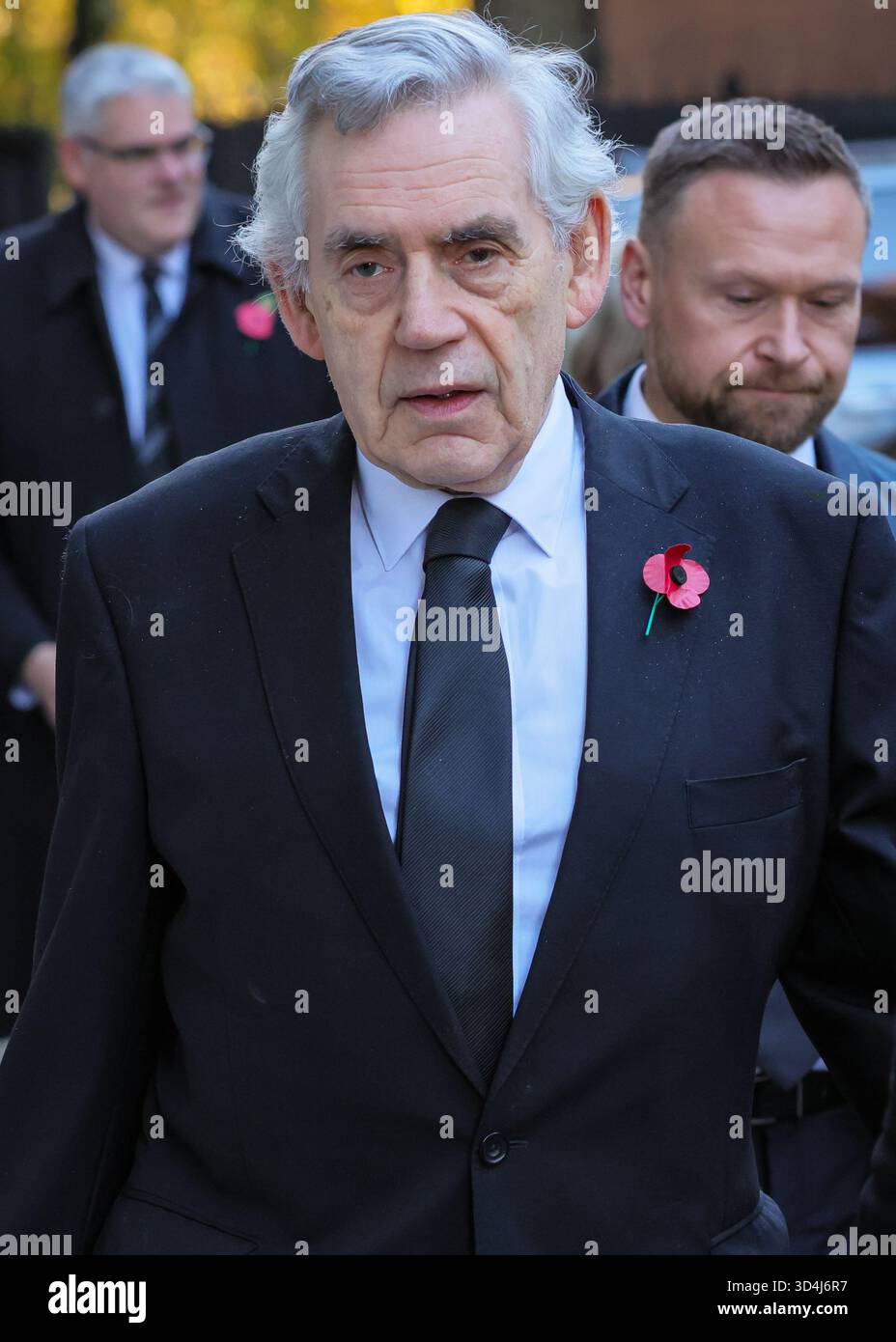 Londra, Regno Unito. 9 novembre 2025. Gordon Brown, ex primo ministro del Regno Unito, e sua moglie Sarah Brown, si sono visti camminare attraverso Downing Street durante il tragitto da e per la cerimonia della domenica della memoria a Whitehall a Westminster. Crediti: Imageplotter/Alamy Live News Foto Stock