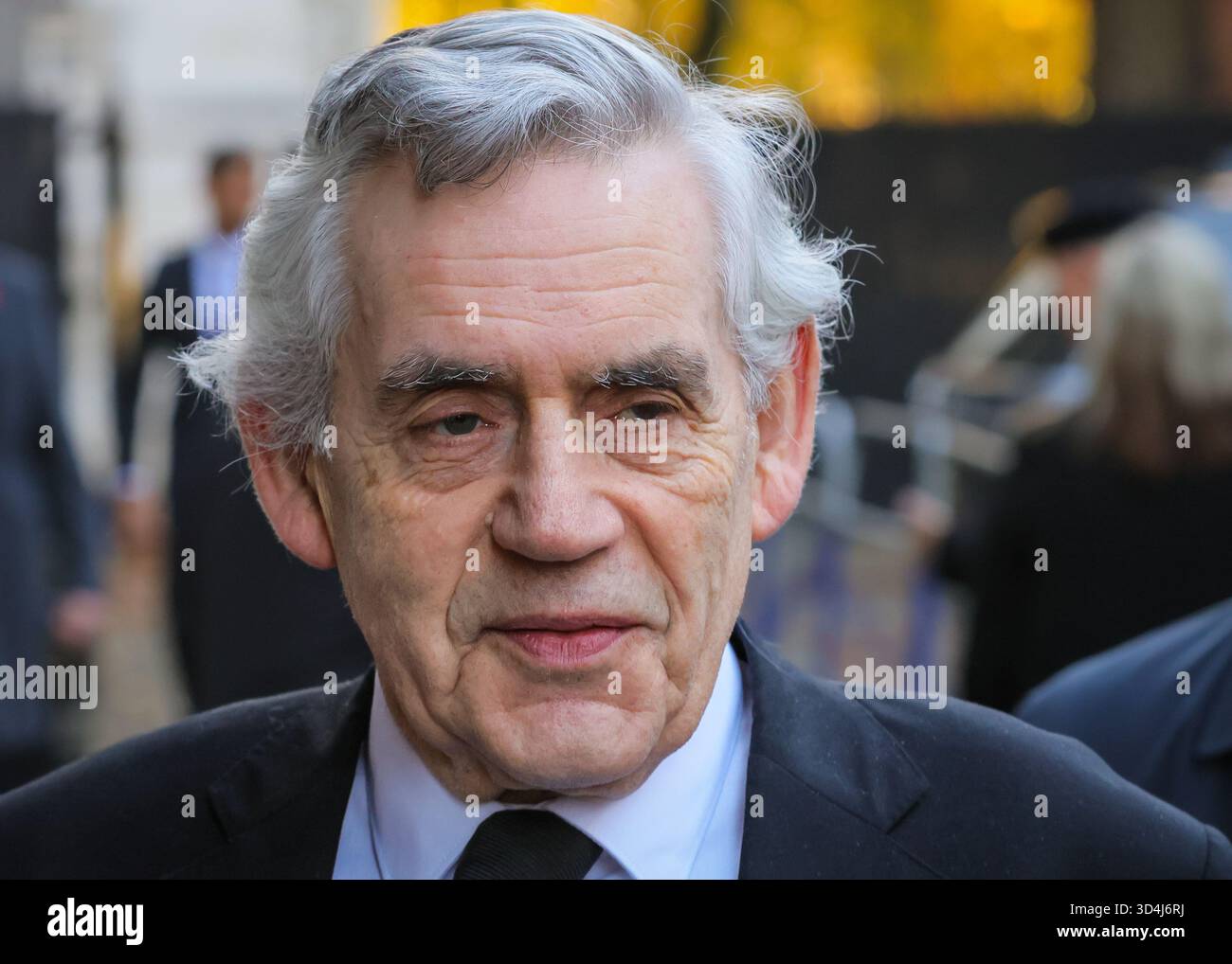 Londra, Regno Unito. 9 novembre 2025. Gordon Brown, ex primo ministro del Regno Unito, ha visto camminare attraverso Downing Street durante il tragitto da e per partecipare alla cerimonia della domenica della memoria a Whitehall a Westminster. Crediti: Imageplotter/Alamy Live News Foto Stock
