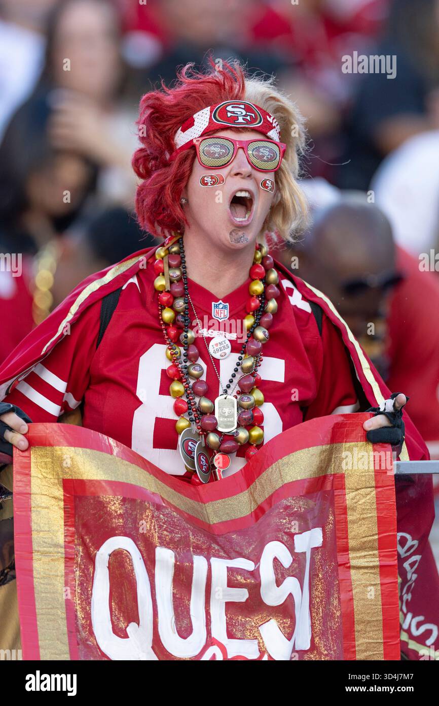 9 novembre 2025; Santa Clara, California, Stati Uniti; i fan dei San Francisco 49ers reagiscono durante il secondo quarto contro i Los Angeles Rams al Levi's Stadium. Credito obbligatorio: Stan Szeto - immagine dello sport Foto Stock
