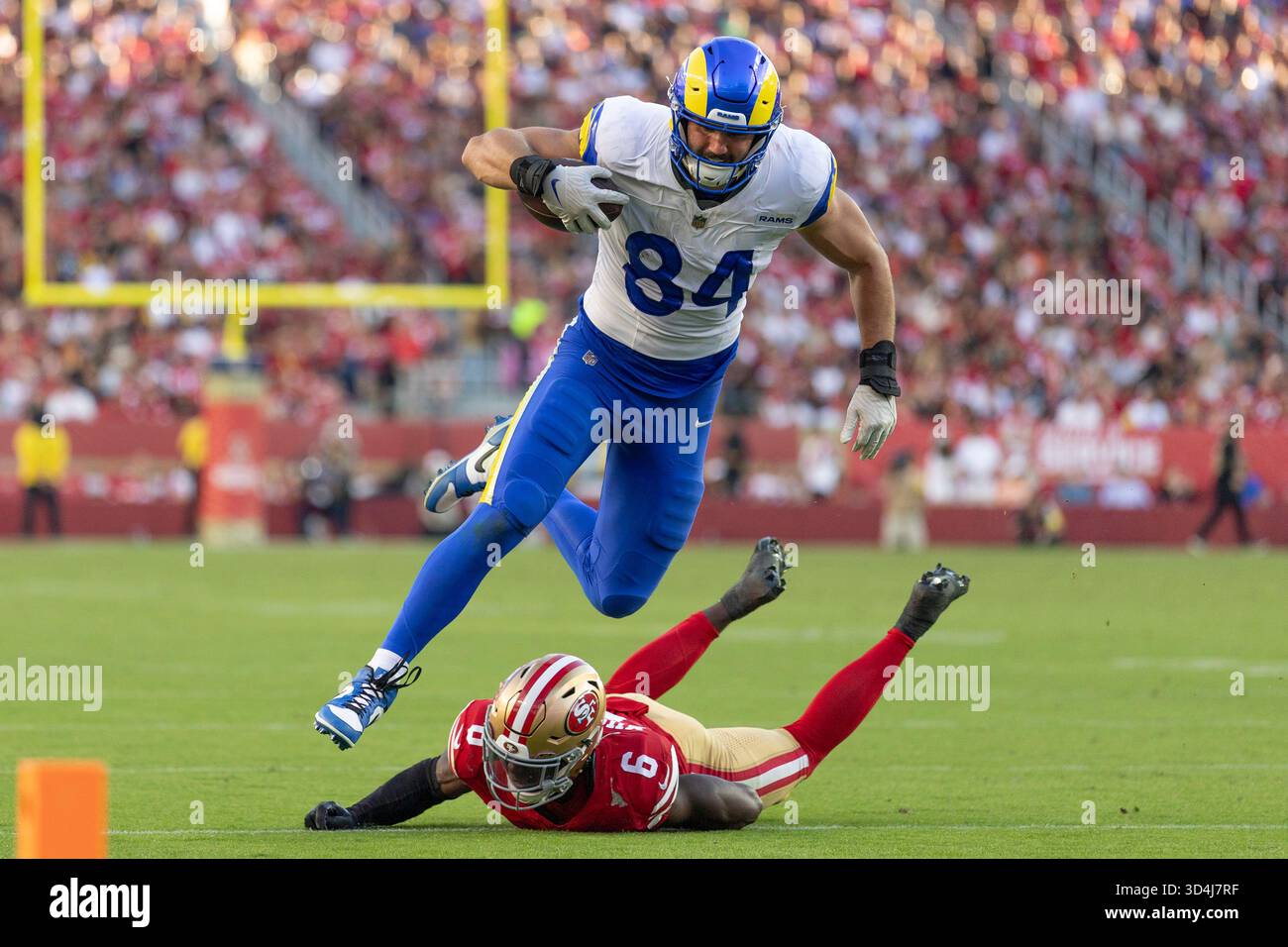 9 novembre 2025; Santa Clara, California, Stati Uniti; il tight end dei Los Angeles Rams Colby Parkinson (84) salta contro la safety dei San Francisco 49ers Malik Mustapha (6) durante il quarto quarto periodo al Levi's Stadium. Credito obbligatorio: Stan Szeto - immagine dello sport Foto Stock