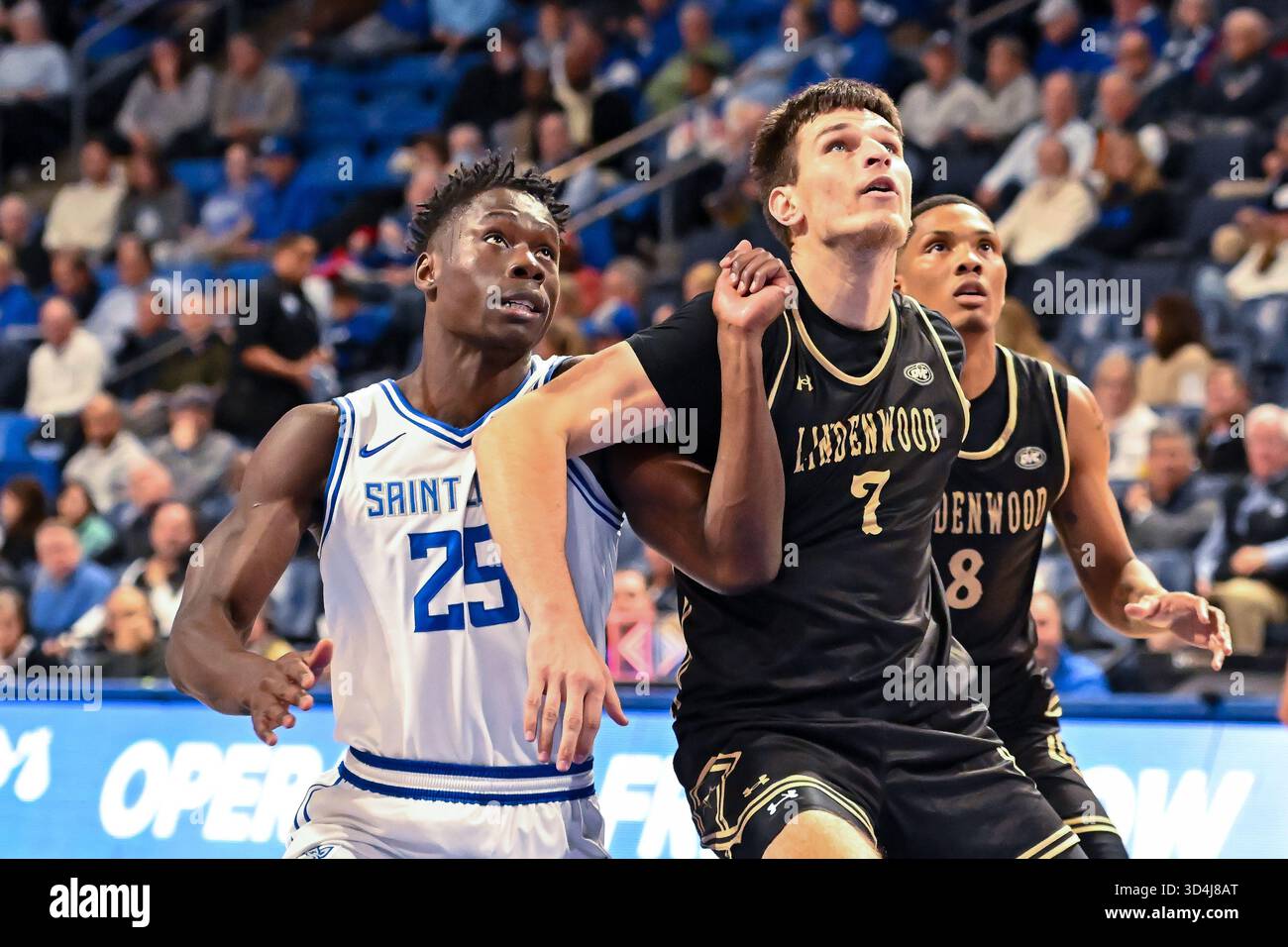 10 NOVEMBRE 2025: L'attaccante dei Saint Louis Billikens Paul Otieno (25) e il centro dei Lindenwood Lions Milos Nenadic (7) combattono per la posizione in una partita di stagione regolare dove i Lindenwood Lions visitarono i Saint Louis Billikens. Tenuto alla Chaifetz Arena di St. Louis, Missouri lunedì 10 novembre 2025 Richard Ulreich/CSM Foto Stock