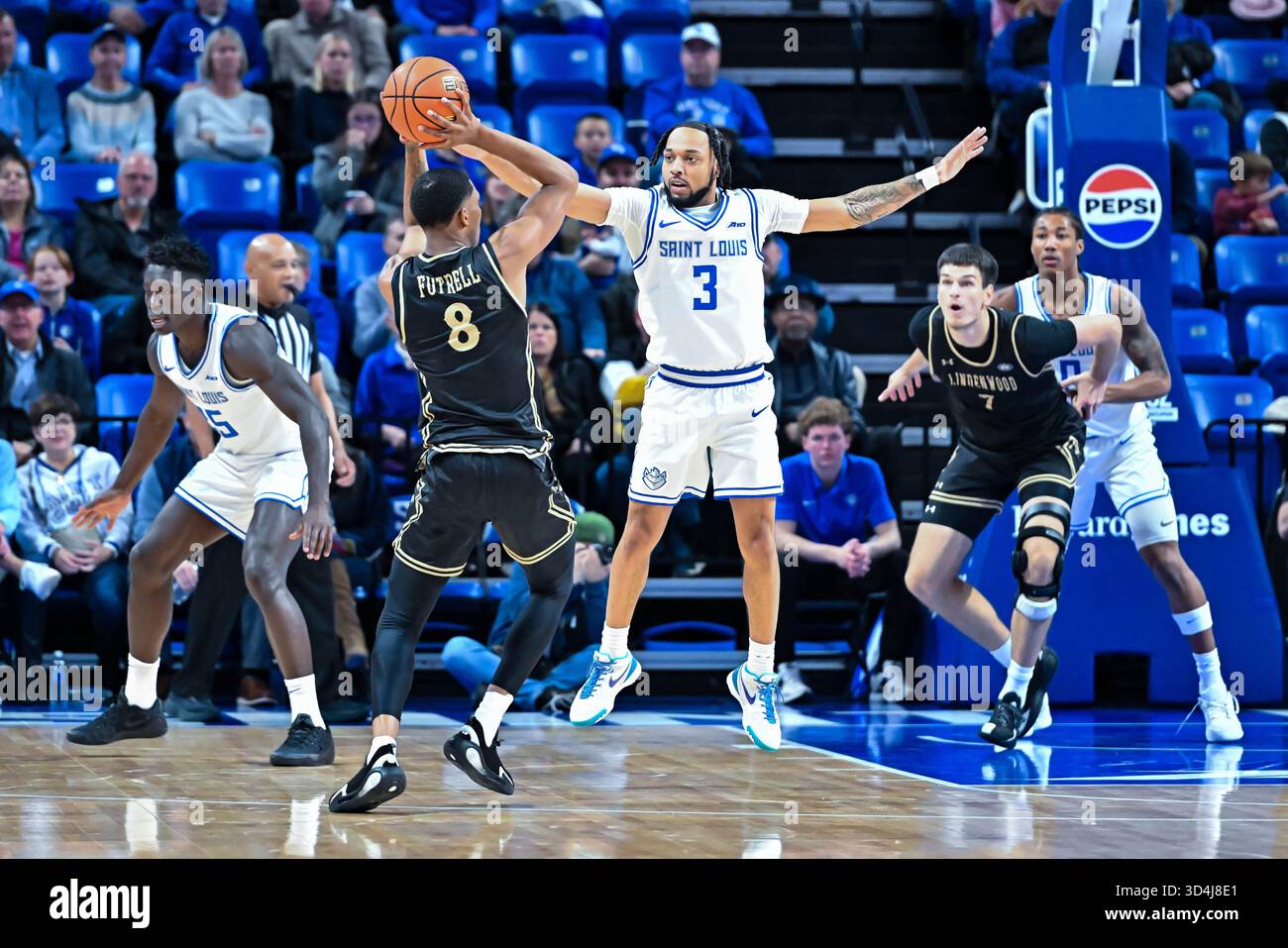10 NOVEMBRE 2025: La guardia dei Saint Louis Billikens Trey Green (3) salta e ferma il passaggio della guardia dei Lindenwood Lions Arias Futrell (8) al centro dei Lindenwood Lions Milos Nenadic (7) in una partita di stagione regolare dove i Lindenwood Lions visitarono i Saint Louis Billikens. Tenuto alla Chaifetz Arena di St. Louis, Missouri lunedì 10 novembre 2025 Richard Ulreich/CSM Foto Stock
