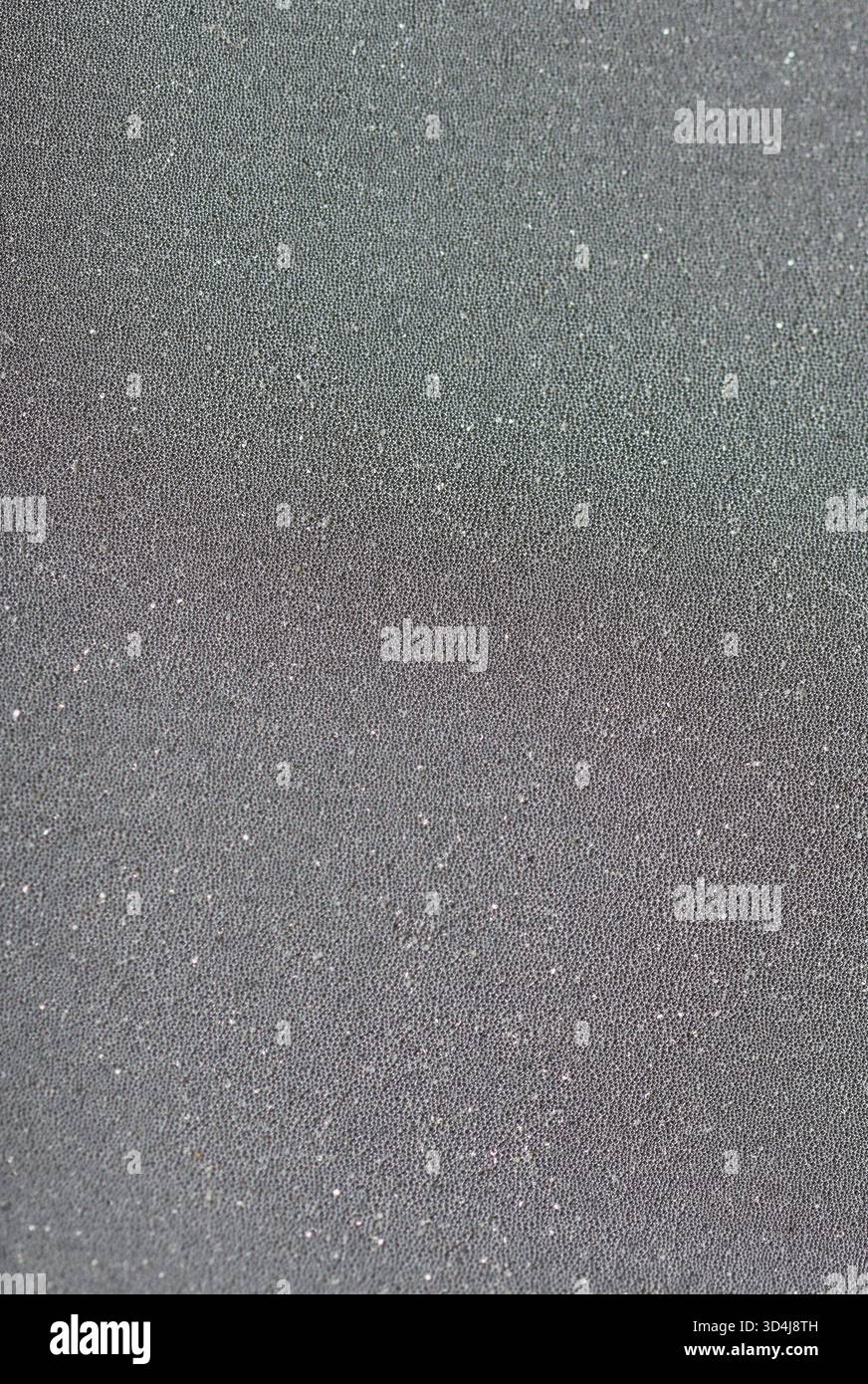 Nastro riflettente grigio per indumenti. Primo piano, messa a fuoco selettiva. Strisce altamente riflettenti per un abbigliamento ad alta visibilità nei periodi bui. Foto Stock