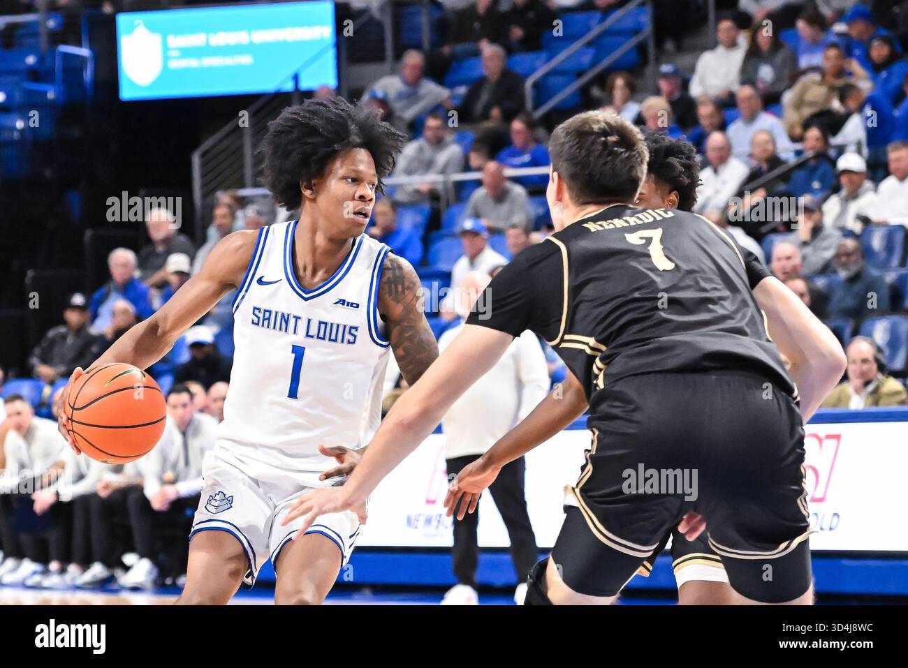 10 NOVEMBRE 2025: La guardia dei Saint Louis Billikens Quentin Jones (1) viene difesa dal centro dei Lindenwood Lions Milos Nenadic (7) in una partita di stagione regolare dove i Lindenwood Lions hanno visitato i Saint Louis Billikens. Tenuto alla Chaifetz Arena di St. Louis, Missouri lunedì 10 novembre 2025 Richard Ulreich/CSM Foto Stock
