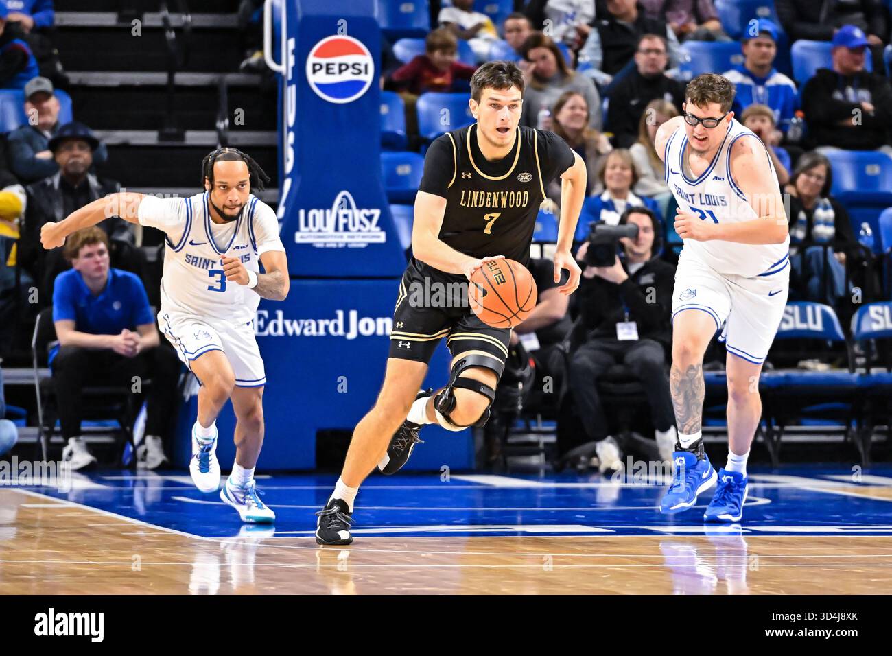 10 NOVEMBRE 2025: Il centro dei Lindenwood Lions Milos Nenadic (7) inizia una rapida rottura del campo in una partita di stagione regolare dove i Lindenwood Lions hanno visitato i Saint Louis Billikens. Tenuto alla Chaifetz Arena di St. Louis, Missouri lunedì 10 novembre 2025 Richard Ulreich/CSM Foto Stock