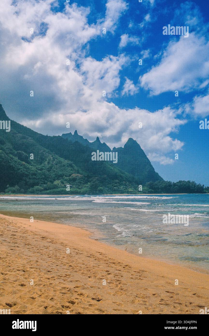 Vista panoramica da una spiaggia di sabbia dorata a Tunnels Beach (Makua) sulla costa nord di Kauai, Hawaii. La vista si affaccia su una barriera corallina poco profonda verso l'ic Foto Stock