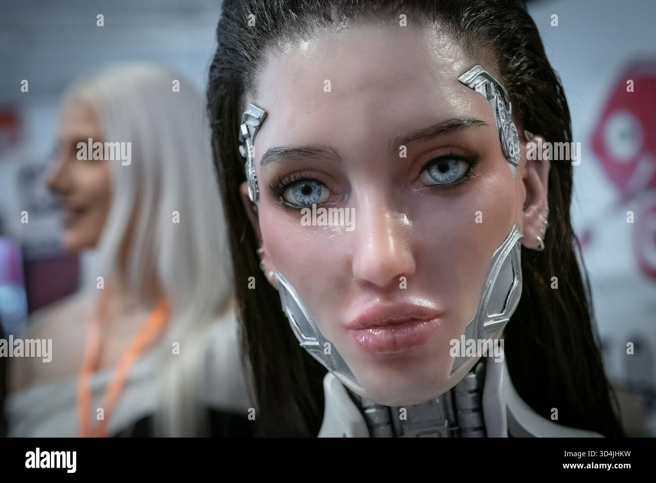 Londra, Regno Unito. 9 novembre 2025. Incredibile trucco cinematografico e design protesici in mostra durante l'evento Prosthetics presso il Big Penny Social Venue nella zona est di Londra. Attualmente giunto all'undicesimo anno, l'evento celebra protesi professionali di livello industriale, makeup FX, SFX, animatronics, maschere, mostri, scultura, creazione di stampi, burattini, pittura del volto, e body art. Crediti: Guy Corbishley/Alamy Live News Foto Stock