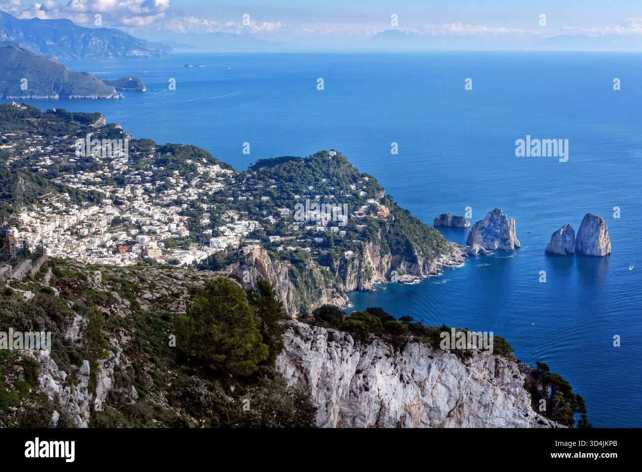La costa frastagliata dell'isola di Capri dal monte Solaro Foto Stock