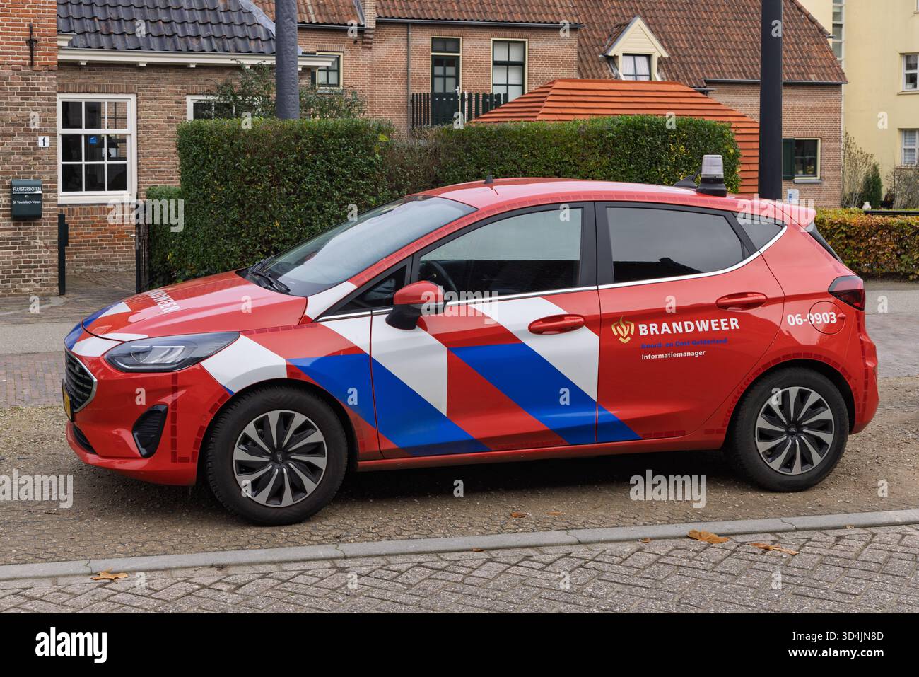 Auto olandese Brandweer (Vigili del fuoco) a Zutphen, un veicolo rosso con le insegne ufficiali e i colori nazionali (rosso, bianco, blu). Zut Foto Stock