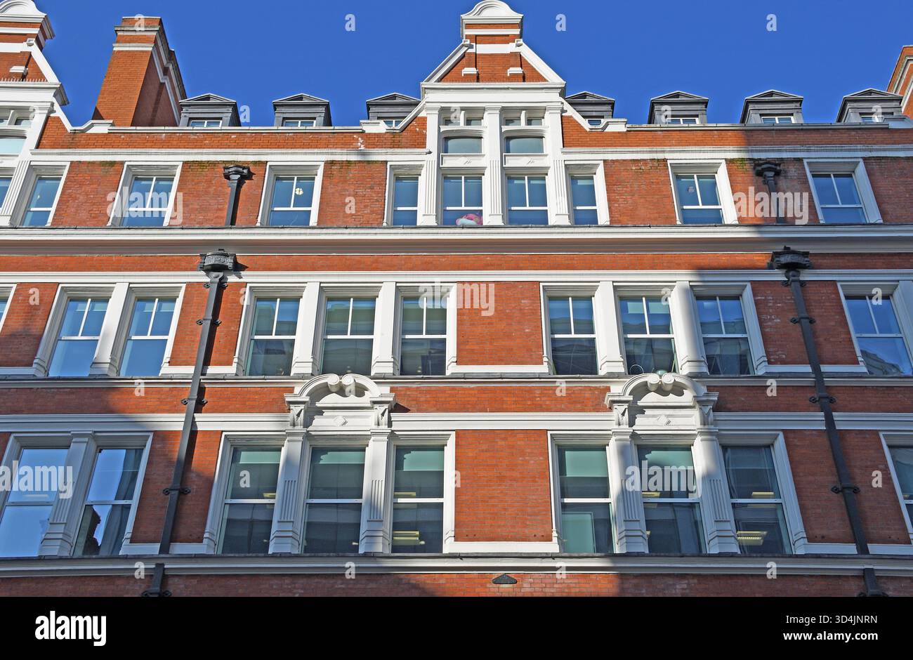Antiche case ornate sopra i negozi di High Holborn, City of Westminster, Londra, Regno Unito Foto Stock