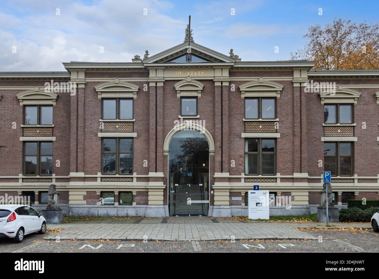 La Rechtbank Gelderland (Corte di Gheldria) a Zutphen, un maestoso edificio neoclassico con l'iscrizione latina "JUSTITIA" sopra l'ingresso. Z Foto Stock