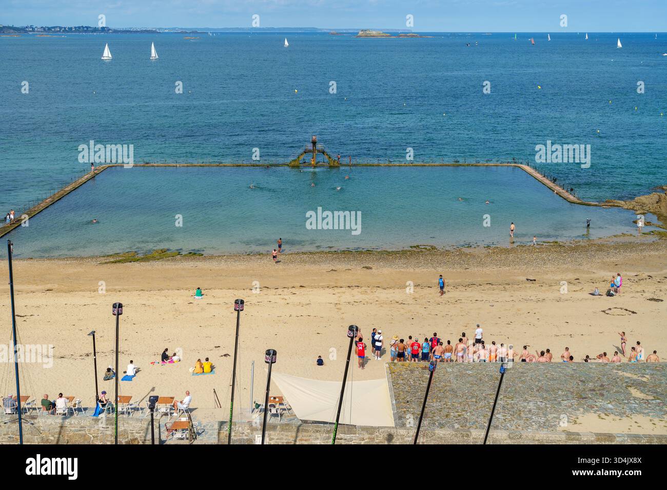 Piscina di marea sulla spiaggia vicino alla città medievale fortificata di Saint-Malo in Bretagna, Francia Foto Stock