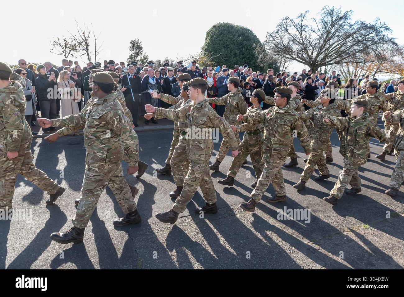 Cadetti locali dell'esercito britannico che si esibiscono davanti a dignitari dopo il servizio domenicale della memoria presso il Southend War Memorial Foto Stock