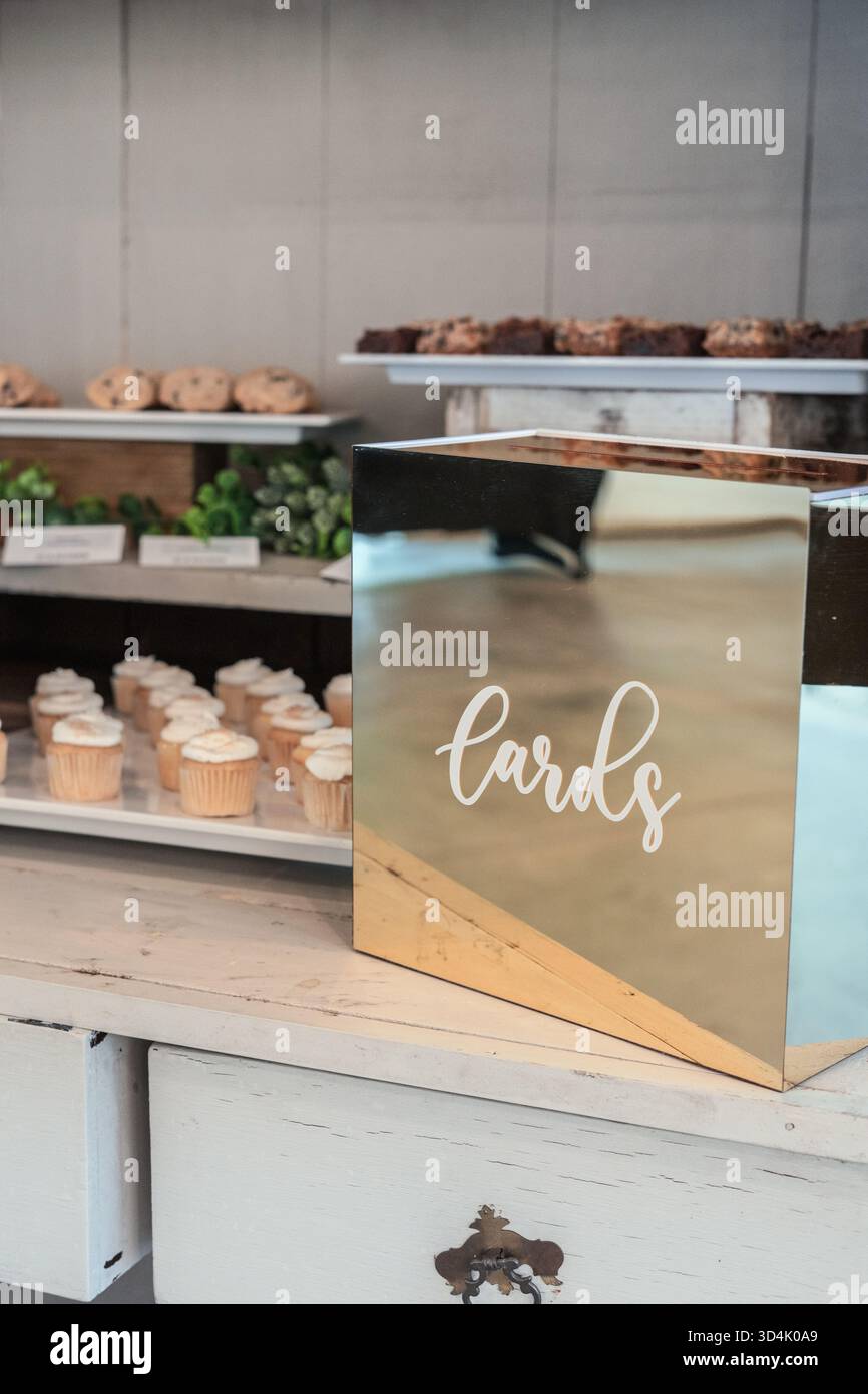 un'idea di decorazione per matrimoni in tonalità bianco e oro con vegetazione lussureggiante in una giornata di sole. Elegante e moderno allestimento per matrimoni che combina elementi naturali Foto Stock