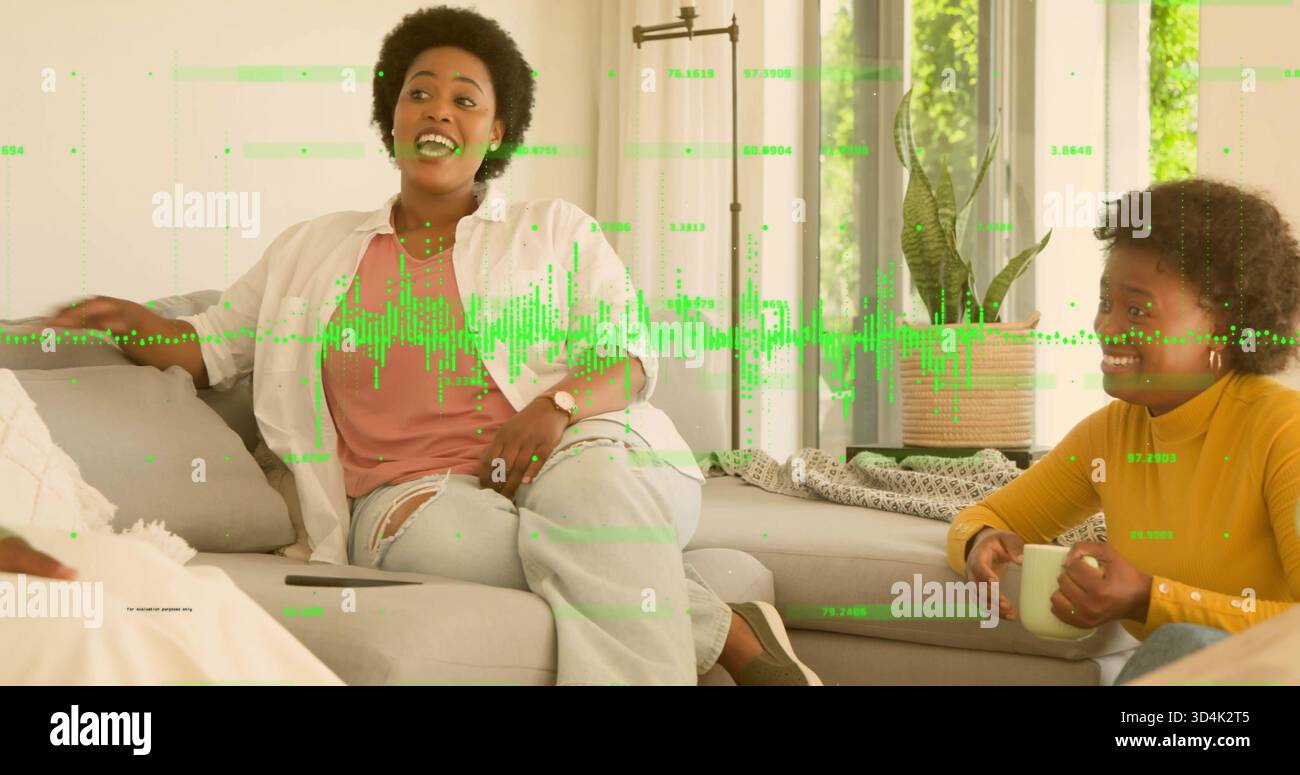 Donna centrale parlante che indossa jeans strappati appoggiati sul divano, con mascherina a forma d'onda del tablet Foto Stock