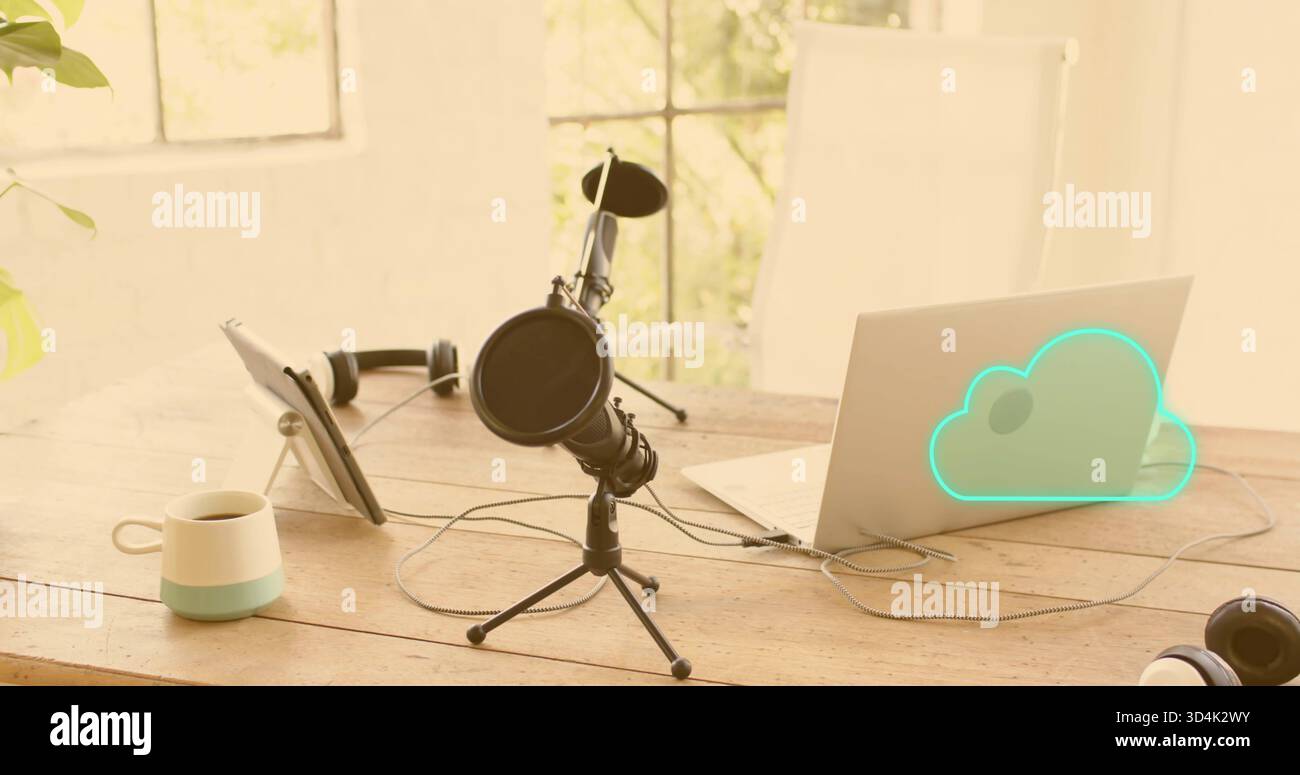 Microfono a condensatore nero su treppiede a casa, grafica su cloud per laptop e tablet Foto Stock