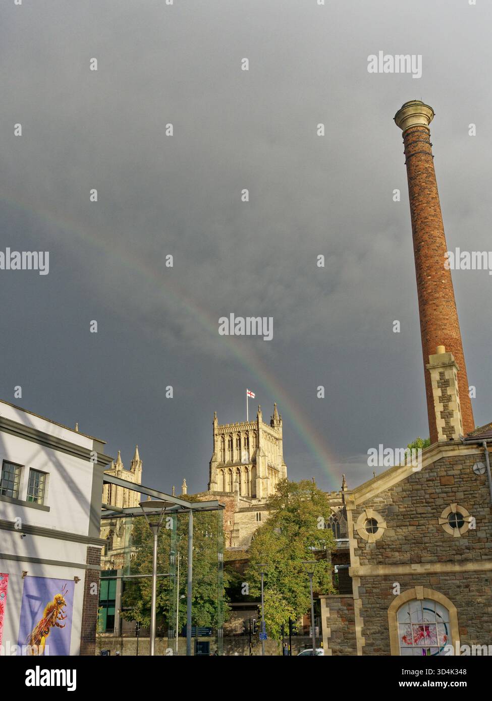 Rainbow, skyline di Bristol il giorno della pioggia, con Cattedrale e Smokestack, Bristol, Inghilterra, Regno Unito, Gran Bretagna. Foto Stock