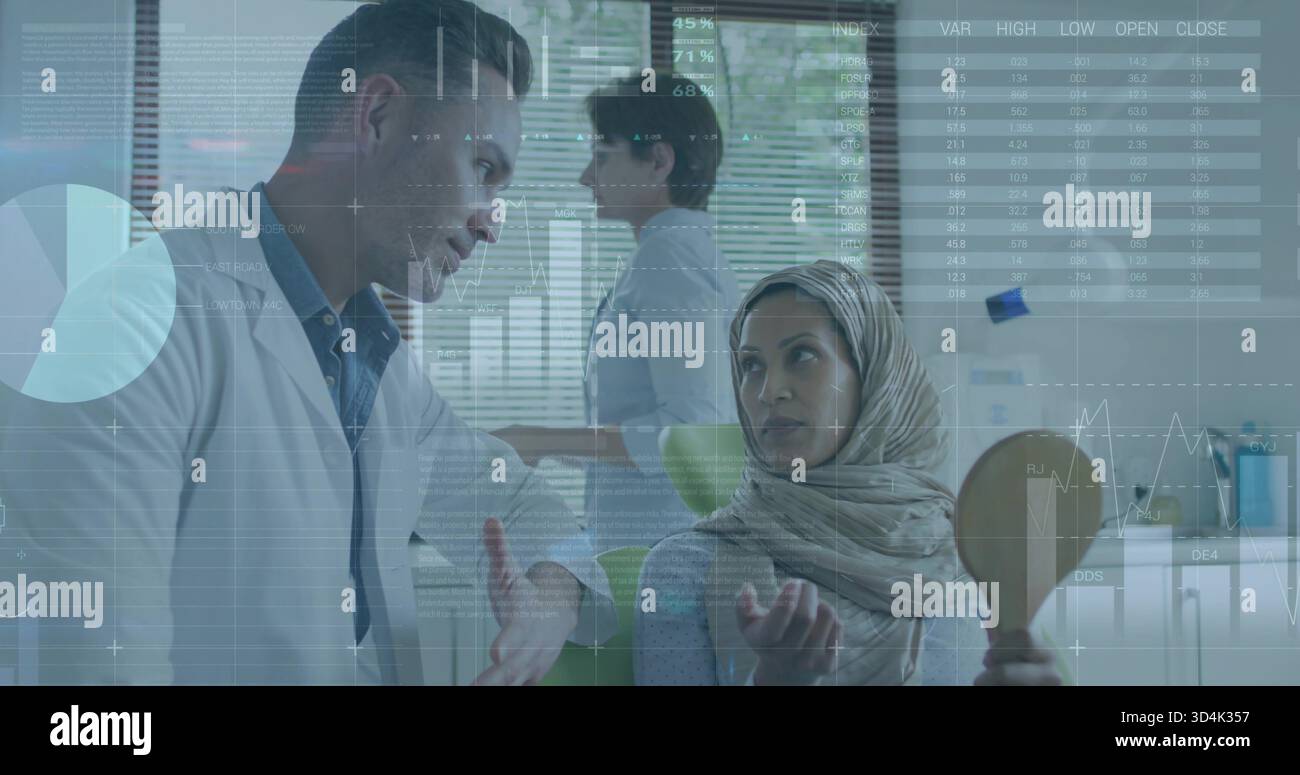 Paziente parlante con velo che tiene lo specchio in clinica, medico nel camice da laboratorio, sovrapposizioni, spazio di copia Foto Stock