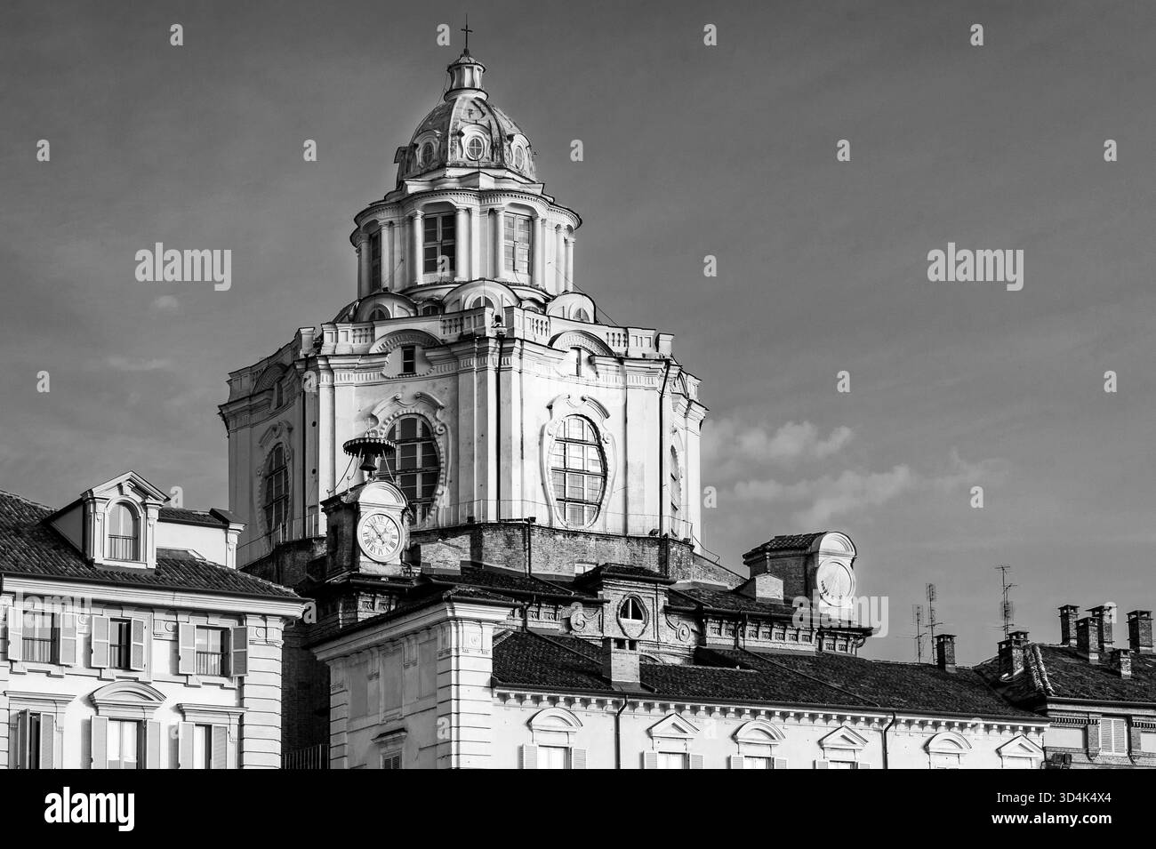 Torino, Italia - 3 agosto 2014. Fotografia in bianco e nero del centro di Torino con gli orologi sulla cattedrale e gli edifici di Piazza Castello Foto Stock