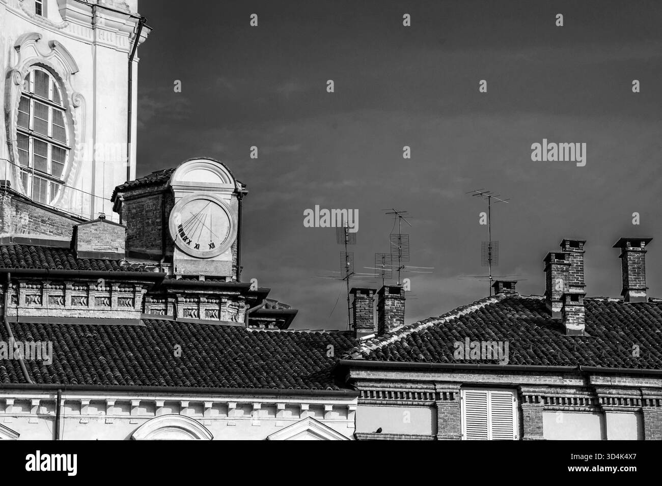 Torino, Italia - 3 agosto 2014. Fotografia in bianco e nero del centro di Torino con gli orologi sulla cattedrale e gli edifici di Piazza Castello Foto Stock