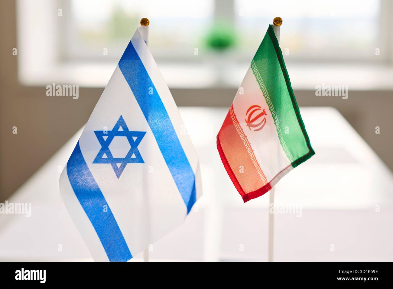 Israele e Iran bandiere da tavolo fissate per riunioni diplomatiche e negoziati bilaterali Foto Stock