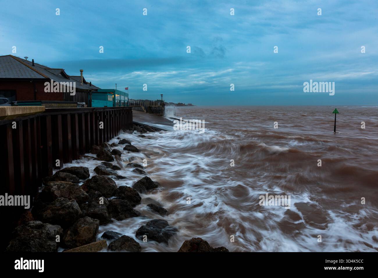 Onde in movimento in una serata tempestosa a Exmouth, Devon. Foto Stock