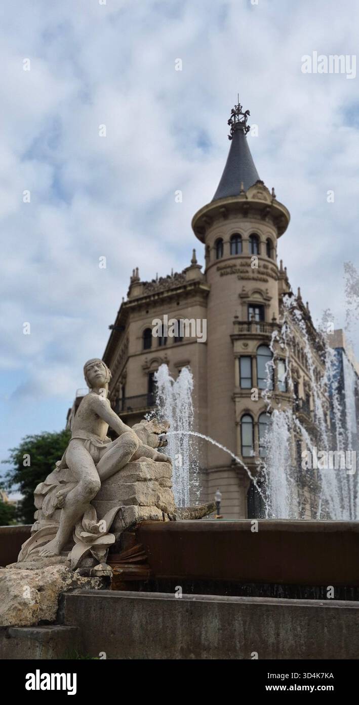 Statua alla Fontana del Centenario con sullo sfondo l'edificio Camara de Comercio, Tarragona, Catalogna, Costa Dorada, Spagna, Europa - Immagine stock catturata con smartphone