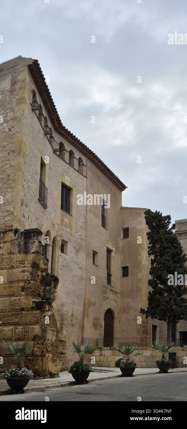 Architettura romanica in stile medievale utilizzata per questo edificio storico a Tarragona, Spagna. - Immagine stock catturata con smartphone