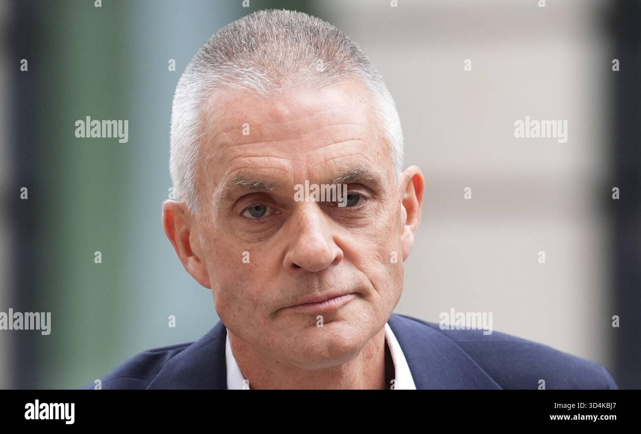 Il direttore generale uscente della BBC Tim DAVIE fuori dalla BBC Broadcasting House a Londra in seguito alle sue dimissioni. Data foto: Martedì 11 novembre 2025. Foto Stock