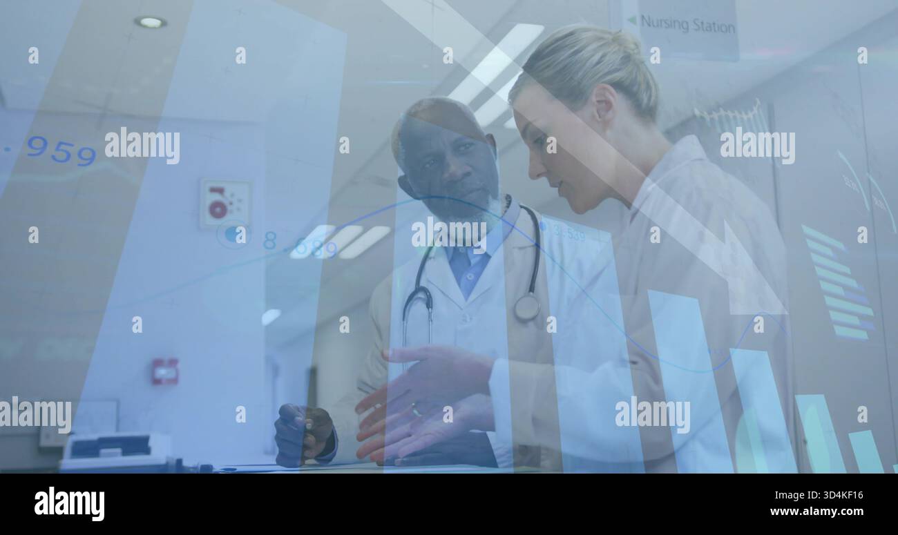 Riesame dei medici con camici bianchi rivolti verso il tablet al banco della stazione infermieristica con lo stetoscopio Foto Stock