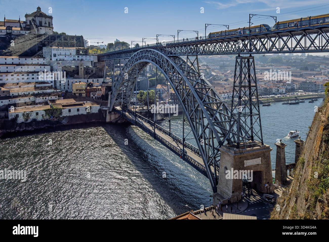 Ponte Dom Luís i con una metropolitana che attraversa il ponte superiore sul fiume Douro, Porto, Portogallo Foto Stock