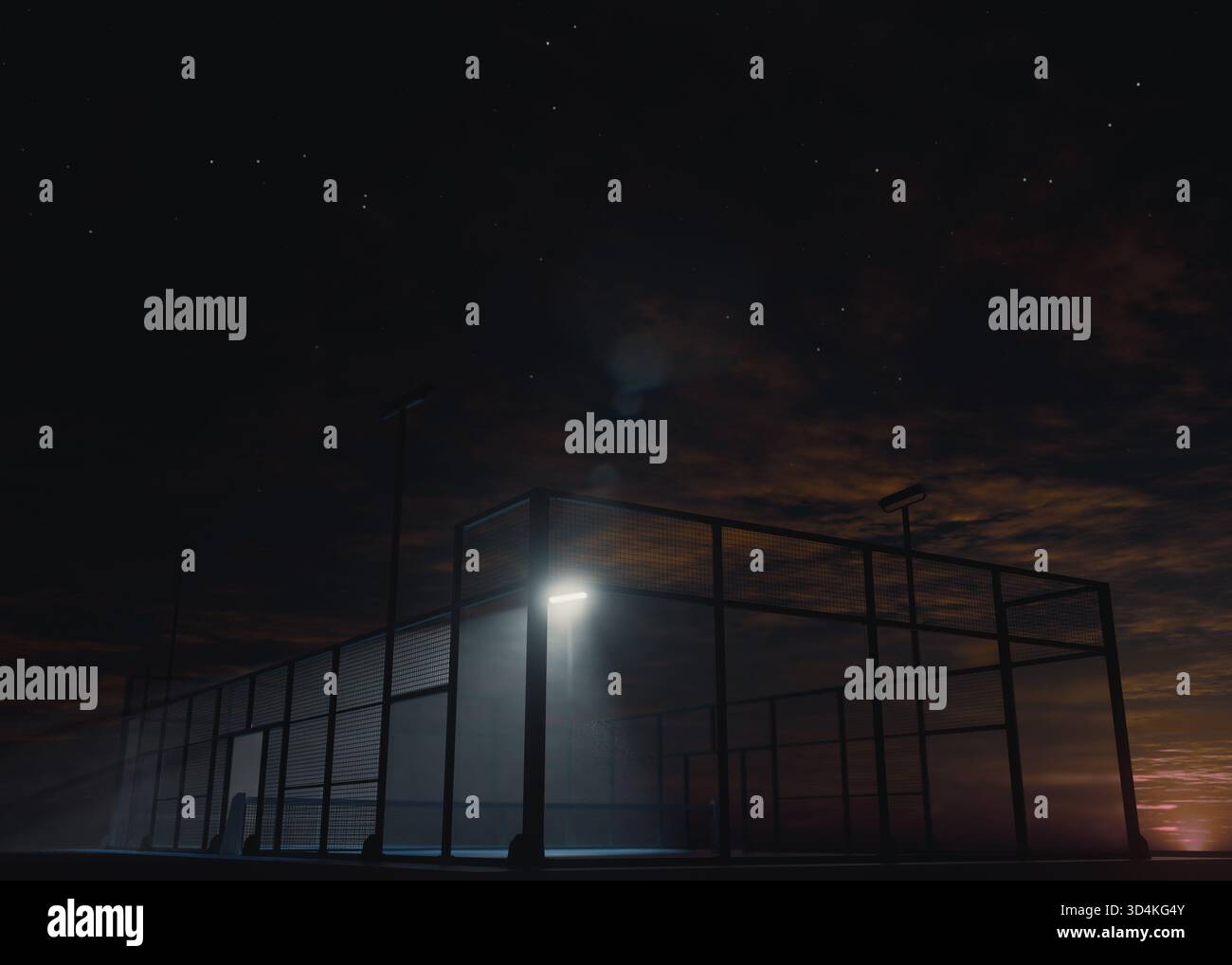 Un singolo campo da padel o da picchetto di notte, illuminato da un proiettore che illumina metà campo per un effetto di illuminazione cinematografico, ideale per il des Foto Stock