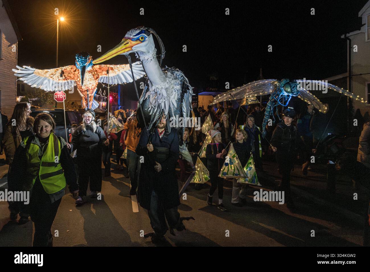 I giganti burattini della fauna selvatica sfilano attraverso la città di confine gallese di Presteigne, per celebrare le celebrazioni della notte dei falò del 2025. Il tema di quest'anno era basato sui fiumi locali e sulla fauna selvatica. L'evento annuale è organizzato dal gruppo artistico locale Sheep Music, mentre i burattini sono stati realizzati dal Fetch Theatre di Leominster nell'Herefordshire. Foto Stock
