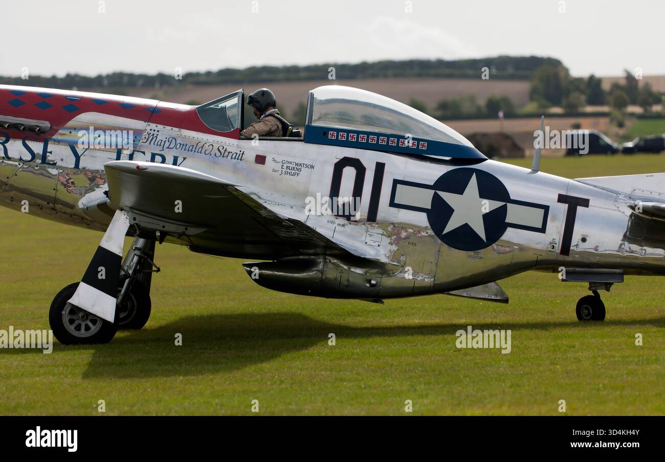 Primo piano della cabina di pilotaggio, di un 1947, North American P-51D Mustang, in preparazione al decollo, durante il Battle of Britain Air Show, IWM Duxford, 2025 Foto Stock
