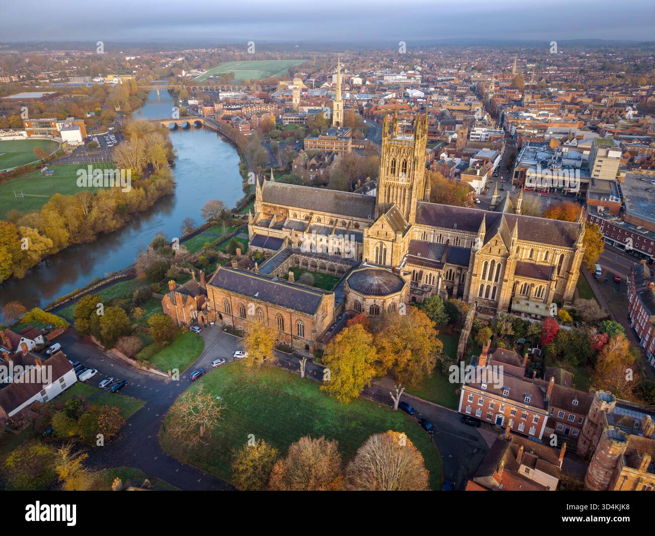 Worcester, Worcestershire - situata accanto al fiume Severn, la cattedrale medievale è bagnata dal sole autunnale del mattino presto. Immerso nella storia, Wo Foto Stock