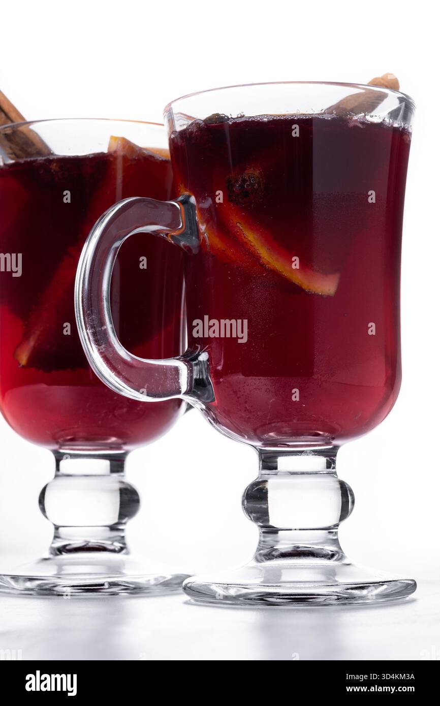 VIN brulé con bastoncini di arancia e cannella e decorazioni natalizie isolate su sfondo bianco Foto Stock
