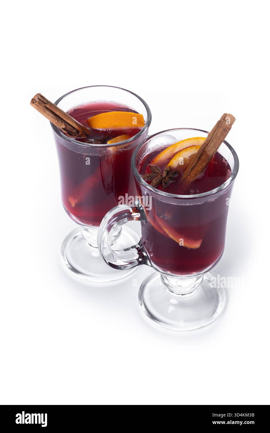 VIN brulé con bastoncini di arancia e cannella e decorazioni natalizie isolate su sfondo bianco Foto Stock